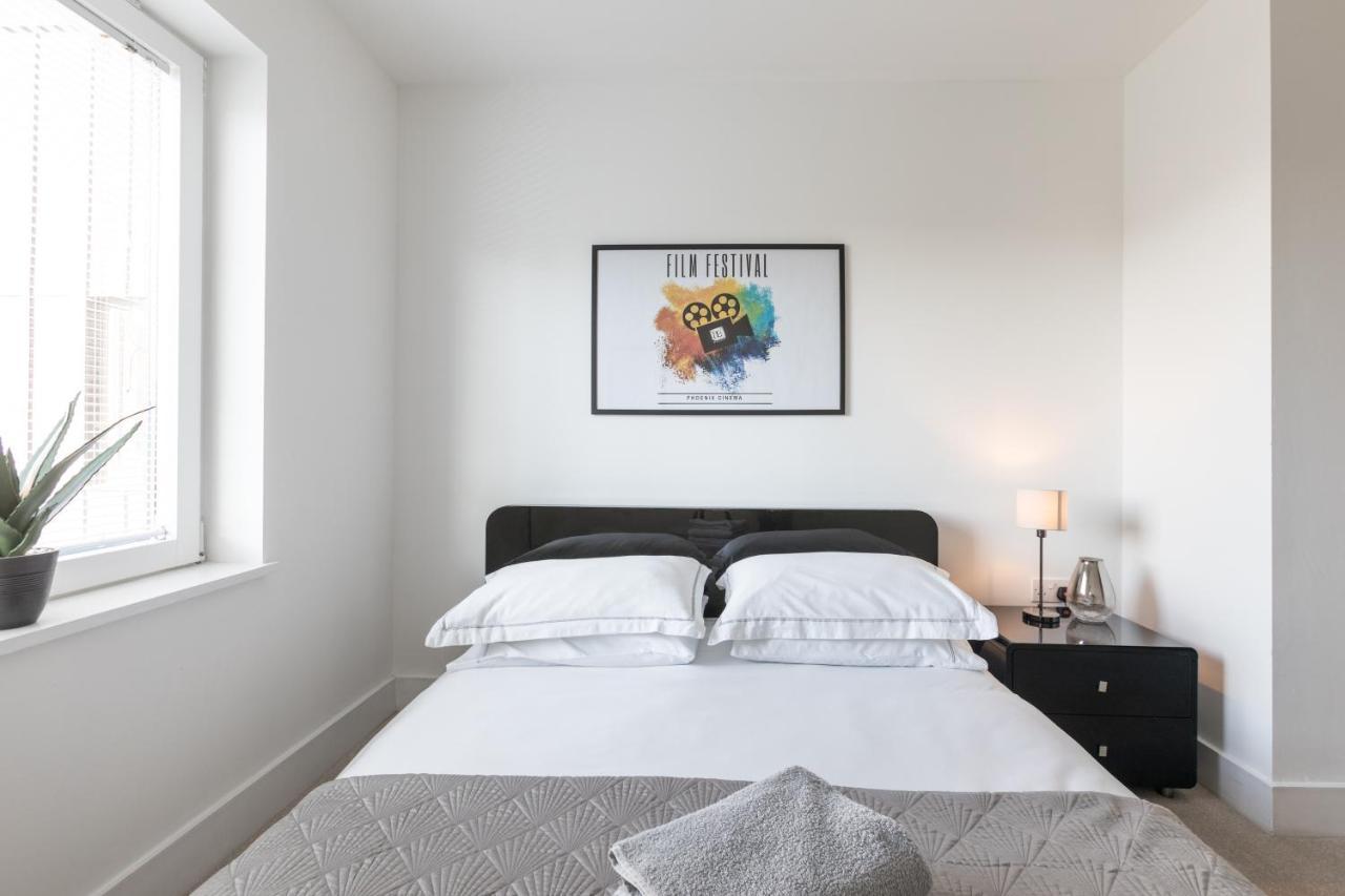 Luxury 2-Bed Flat Parking And Close To The Tube Лондон Экстерьер фото