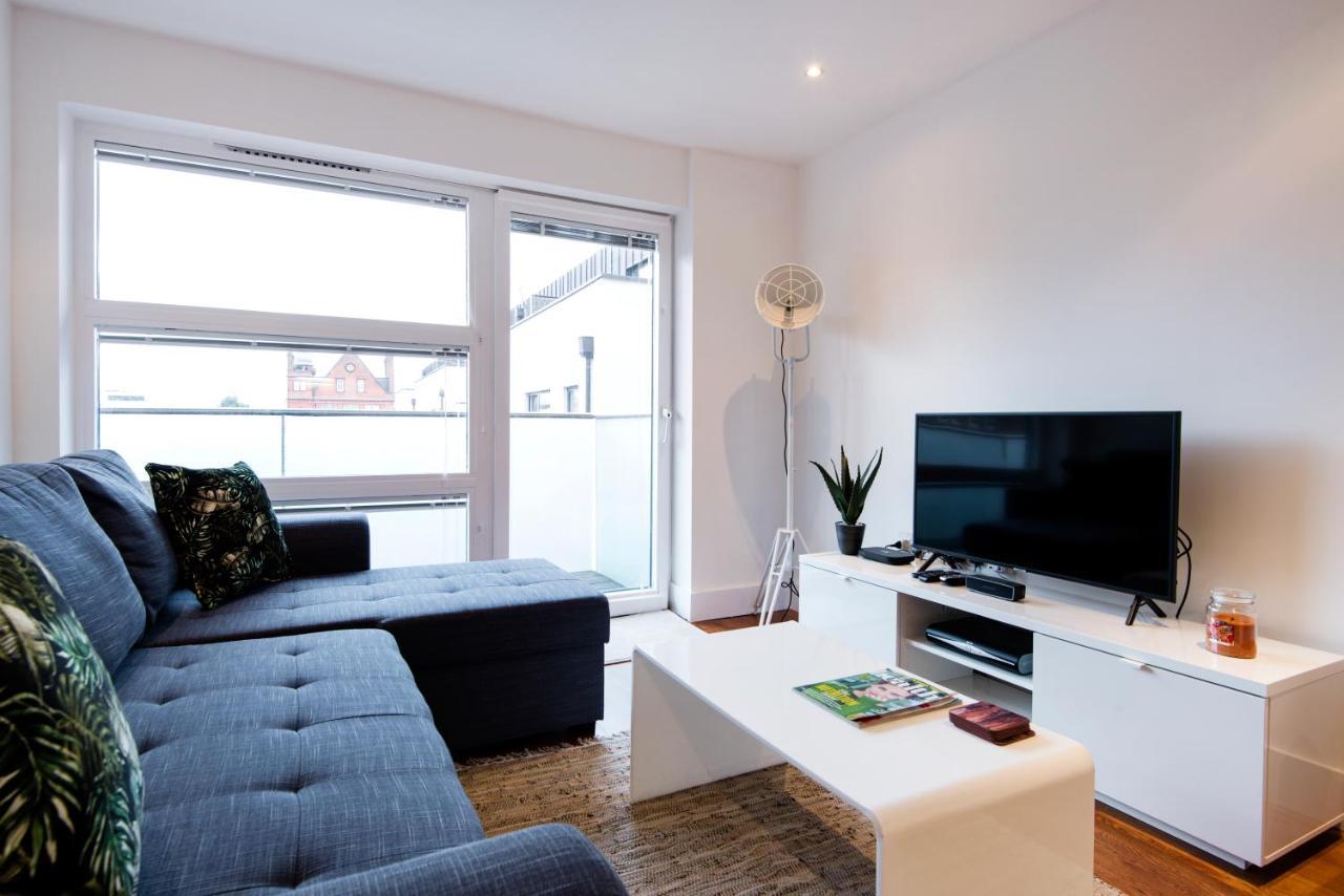 Luxury 2-Bed Flat Parking And Close To The Tube Лондон Экстерьер фото