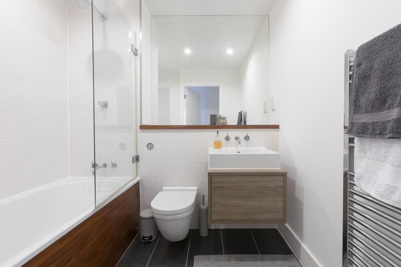 Luxury 2-Bed Flat Parking And Close To The Tube Лондон Экстерьер фото