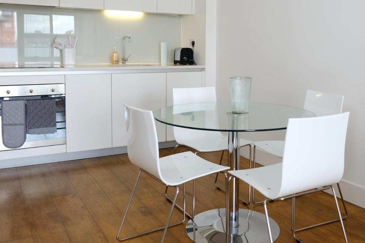 Luxury 2-Bed Flat Parking And Close To The Tube Лондон Экстерьер фото