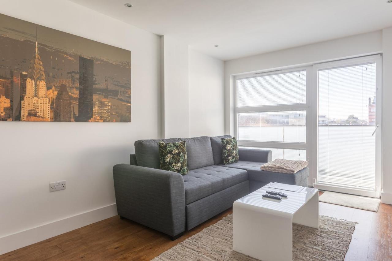 Luxury 2-Bed Flat Parking And Close To The Tube Лондон Экстерьер фото
