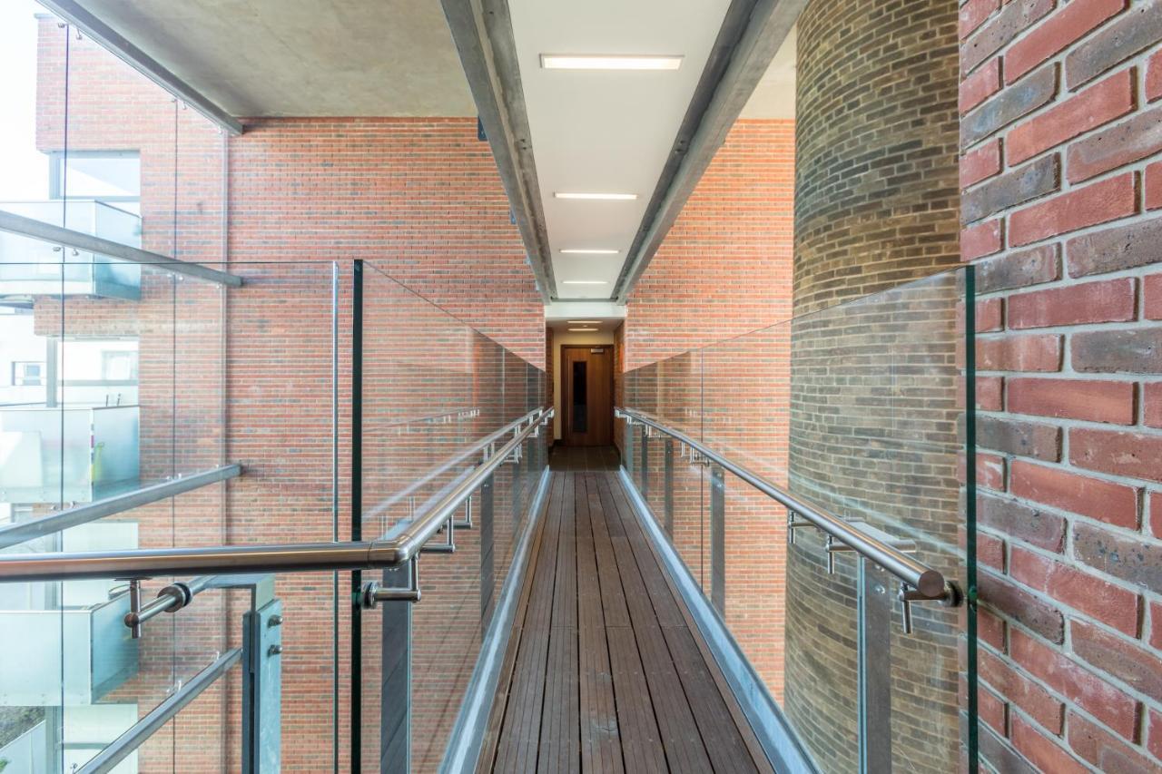 Luxury 2-Bed Flat Parking And Close To The Tube Лондон Экстерьер фото