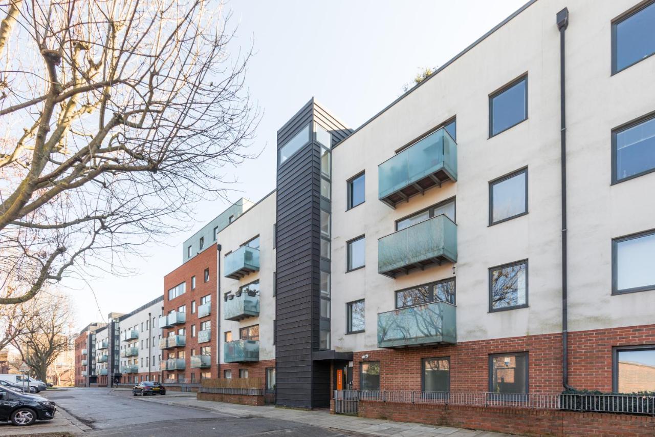 Luxury 2-Bed Flat Parking And Close To The Tube Лондон Экстерьер фото