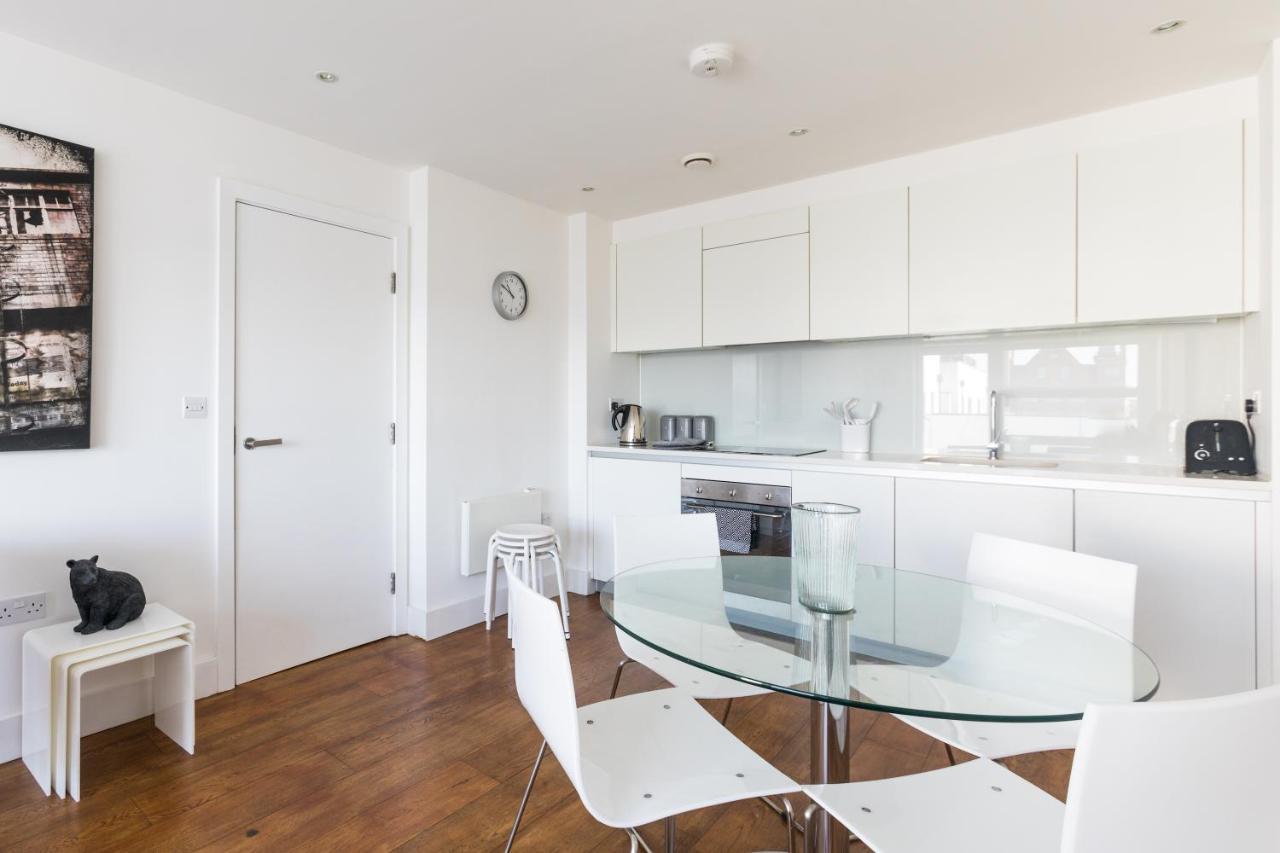 Luxury 2-Bed Flat Parking And Close To The Tube Лондон Экстерьер фото